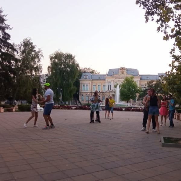Плакат: Танци пред библиотеката