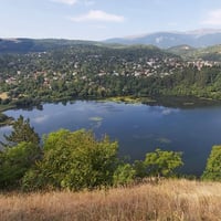 Плакат: ✈ Пътуванията: Отивам ли някъде или бягам по-красиво от себе си?