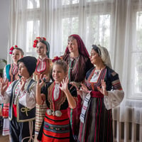 Плакат: 🎶 Участие на Школа „При корена“ в „ЩАСТЛИВАТА ТРАПЕЗА“