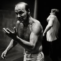 Плакат: Прожекция на филма „Актьорската терапия“, посветен на Зигмунт Молик