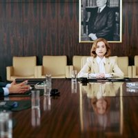 Плакат: НАЙ-БОГАТАТА ЖЕНА НА СВЕТА | THE RICHEST WOMAN IN THE WORLD |