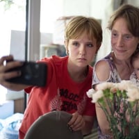 Плакат: МЛАДИ МАЙКИ | 30-ТИ МЕЖДУНАРОДЕН СОФИЯ ФИЛМ ФЕСТ |