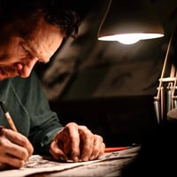 Плакат: Бенедикт Къмбърбач в "Скръбта е твар перната" | The Thing with Feathers
