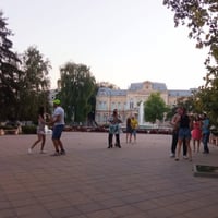 Плакат: Танци пред библиотеката