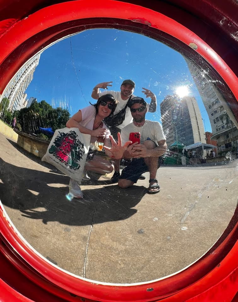 Плакат: Graffiti com gringos: импресии от street art сцената в Бразилия