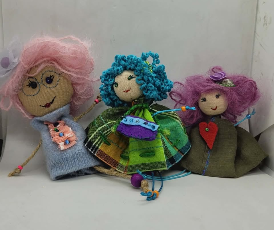 Плакат: ✨ АТЕЛИЕ на ДВЕ МАСИ през АПРИЛ за артистични кукли и ръчно правени тефтери