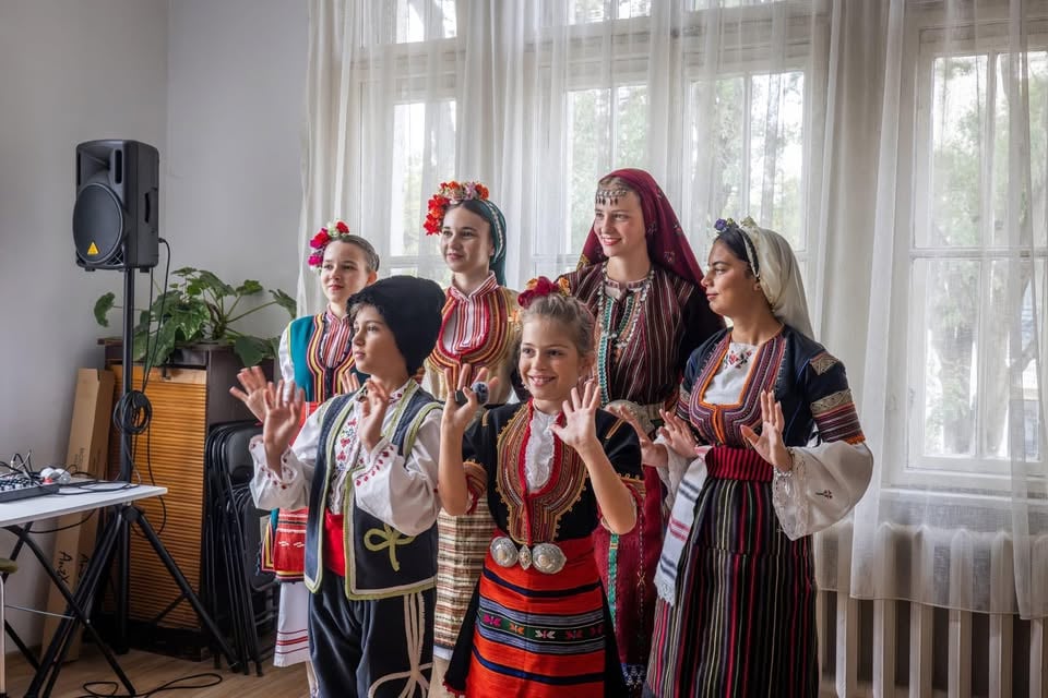 Плакат: 🎶 Участие на Школа „При корена“ в „ЩАСТЛИВАТА ТРАПЕЗА“