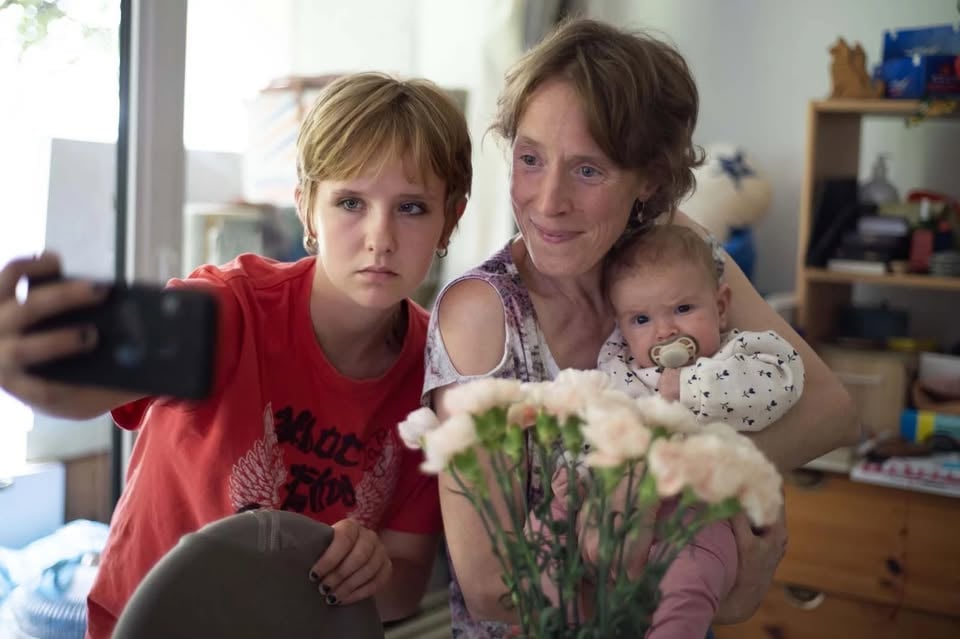 Плакат: МЛАДИ МАЙКИ | 30-ТИ МЕЖДУНАРОДЕН СОФИЯ ФИЛМ ФЕСТ |