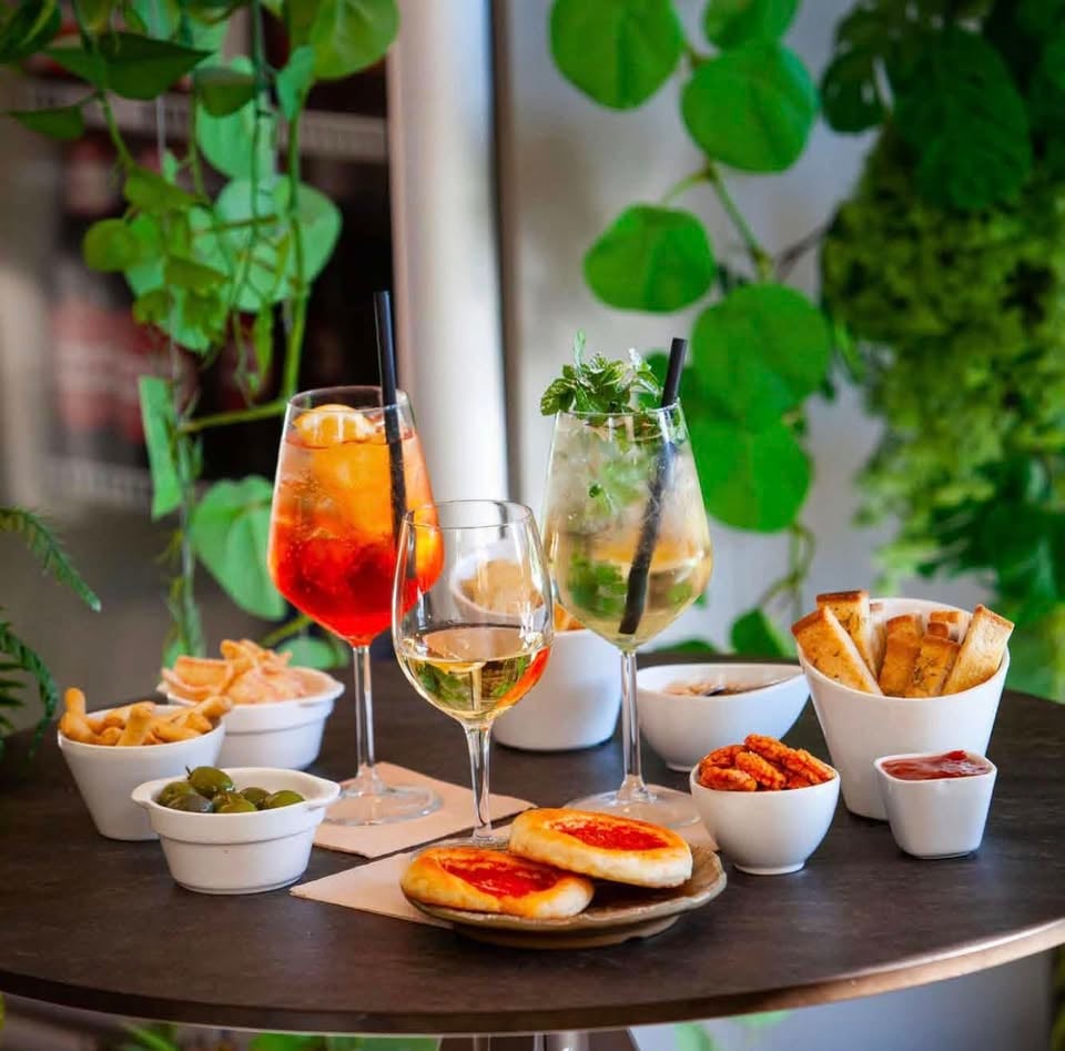 Плакат: HAPPY SUNDAY 🍸 20% OFF НАПИТКИ