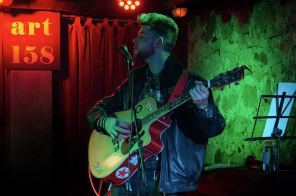 Плакат: Live Music with Rosen Usev 🎤🎸!