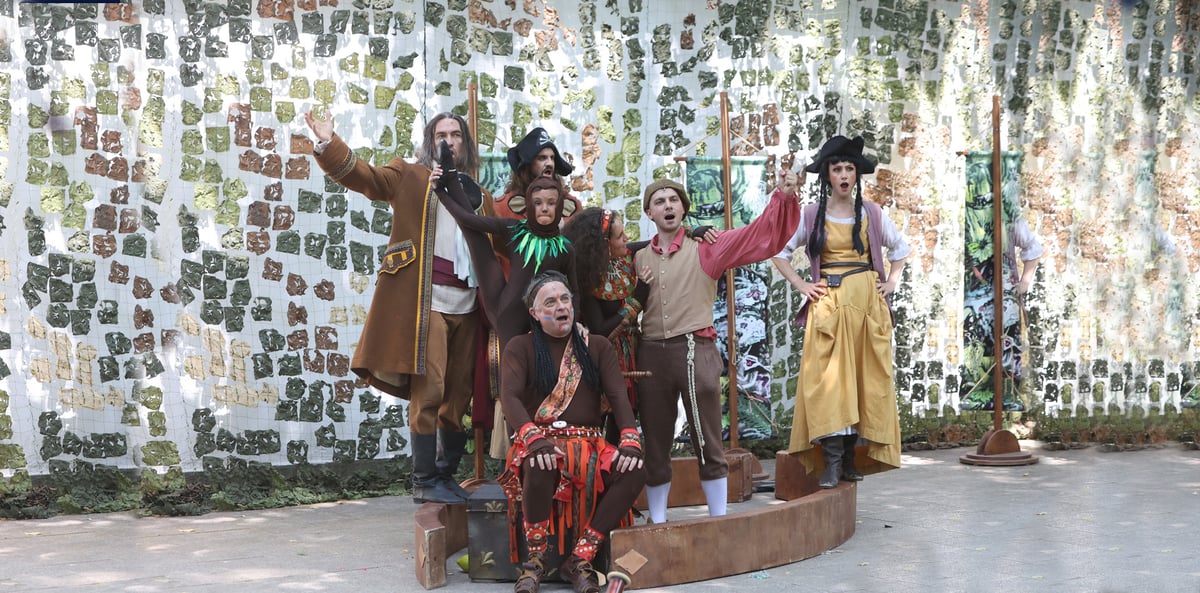 Плакат: ШЕГОБИШКО НА ОСТРОВА НА ЧУДЕСАТА