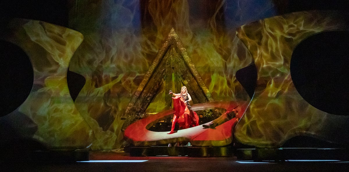 Плакат: ЗАЛЕЗЪТ НА БОГОВЕТЕ