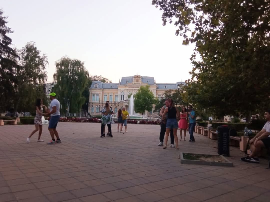 Плакат: Танци пред библиотеката